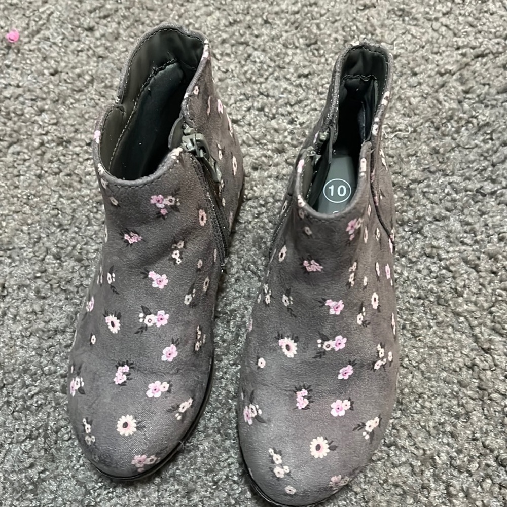 Kids boots size 10